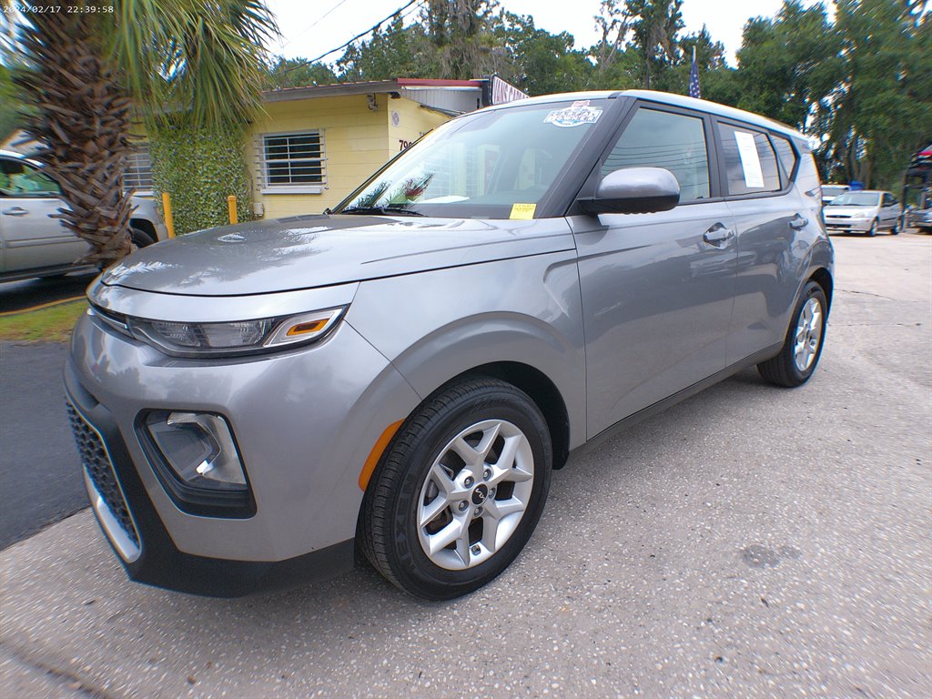 2022 Kia Soul LX's photo