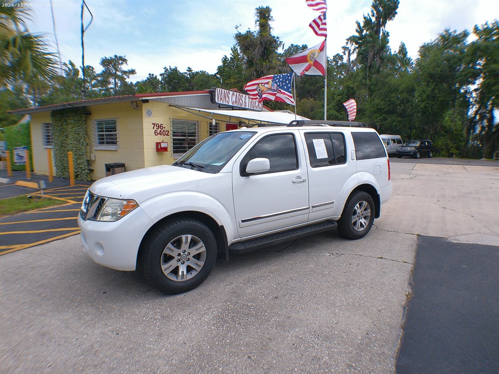 2012 Nissan Pathfinder Silver Edition 4x2's photo